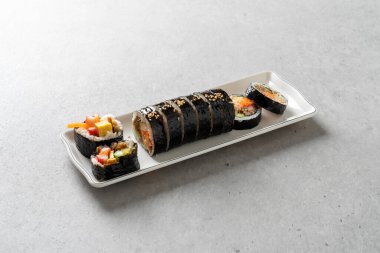 Gimbap, sebze gimbap, sosis, ton balığı gimbap, nurungji Kore yemeği.