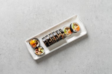 Gimbap, sebze gimbap, sosis, ton balığı gimbap, nurungji Kore yemeği.