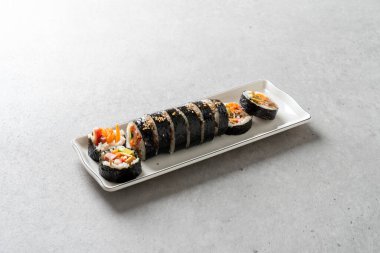 Gimbap, sebze gimbap, sosis, ton balığı gimbap, nurungji Kore yemeği.