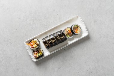 Gimbap, sebze gimbap, sosis, ton balığı gimbap, nurungji Kore yemeği.