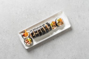 Gimbap, sebze gimbap, sosis, ton balığı gimbap, nurungji Kore yemeği.