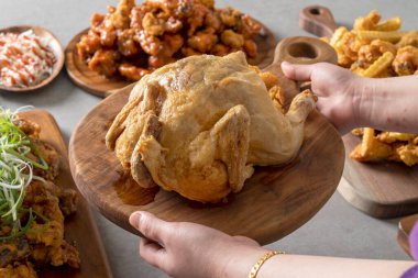 Kızarmış tavuk, tam tavuk, kızarmış tavuk, baharat, tavuk, soya sosu, yeşil soğan tavuğu, tam yeşil soğanlı Kore yemeği.