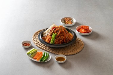 Kore yemeği buharda pişirilmiş domuz eti baharatlı deniz ürünleri çorbası.