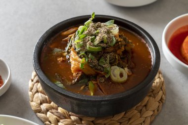 Kore yemeği buğulanmış domuz eti baharatlı çorba.