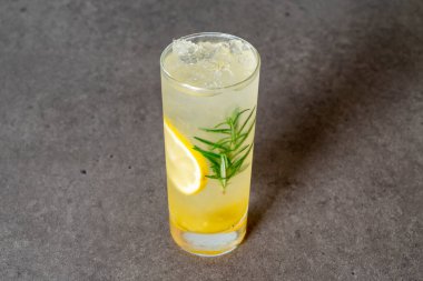 Kore yemeği taze limonata.