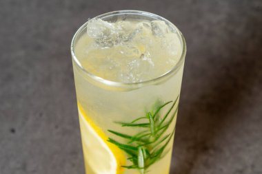 Kore yemeği taze limonata.