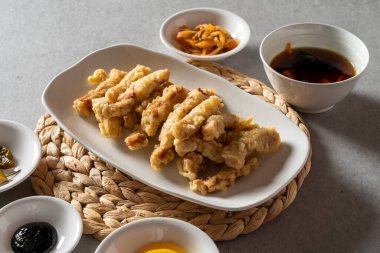 Tatlı ve ekşi Kore yemeği pilavı ile karıştırılmış cam erişte ve sebzeler karıştırılmış deniz ürünleri ve sebzeler baharatlı deniz ürünleri çorbası.