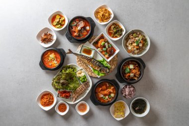 Kore yemek menüleri yanında domuz etli menü, haşlanmış balık, soya peyniri, kızarmış tavuk ve marine edilmiş sığır pirzolası.