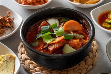 Kore yemek menüleri yanında domuz etli menü, haşlanmış balık, soya peyniri, kızarmış tavuk ve marine edilmiş sığır pirzolası.