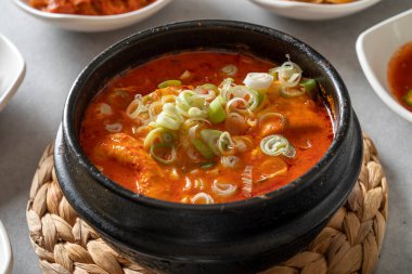 Kore yemek menüleri yanında domuz etli menü, haşlanmış balık, soya peyniri, kızarmış tavuk ve marine edilmiş sığır pirzolası.