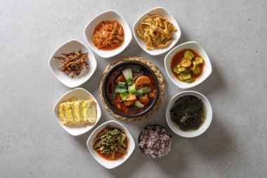 Kore yemek menüleri yanında domuz etli menü, haşlanmış balık, soya peyniri, kızarmış tavuk ve marine edilmiş sığır pirzolası.