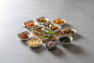 Kore yemek menüleri yanında domuz etli menü, haşlanmış balık, soya peyniri, kızarmış tavuk ve marine edilmiş sığır pirzolası.