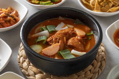 Napa Wraps menüsünü domuz etli Kore yemeği ile hazırla. Menü, haşlanmış balık, soya peynirli soya yahnisi, tavuğu, toprakta kızartılmış tavuk. Menü, marine edilmiş sığır eti ile marine edildi.