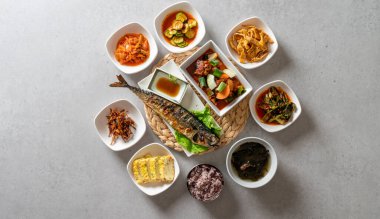 Napa Wraps menüsünü domuz etli Kore yemeği ile hazırla. Menü, haşlanmış balık, soya peynirli soya yahnisi, tavuğu, toprakta kızartılmış tavuk. Menü, marine edilmiş sığır eti ile marine edildi.