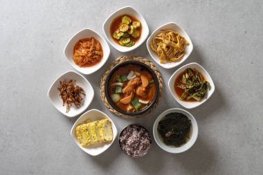 Napa Wraps menüsünü domuz etli Kore yemeği ile hazırla. Menü, haşlanmış balık, soya peynirli soya yahnisi, tavuğu, toprakta kızartılmış tavuk. Menü, marine edilmiş sığır eti ile marine edildi.