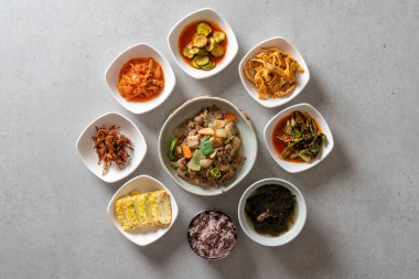 Napa Wraps menüsünü domuz etli Kore yemeği ile hazırla. Menü, haşlanmış balık, soya peynirli soya yahnisi, tavuğu, toprakta kızartılmış tavuk. Menü, marine edilmiş sığır eti ile marine edildi.