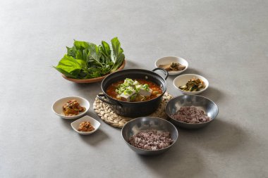 Kore yemeği kimchi çorbası soya fasulyesi çorbası ızgara domuz eti, baharatlı erişte baharatlı jolmyeon soğuk fasulye çorbası.