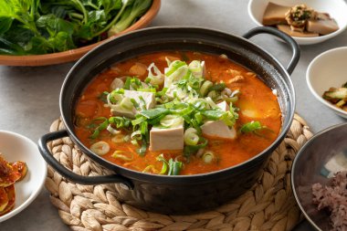 Kore yemeği kimchi çorbası soya fasulyesi çorbası ızgara domuz eti, baharatlı erişte baharatlı jolmyeon soğuk fasulye çorbası.