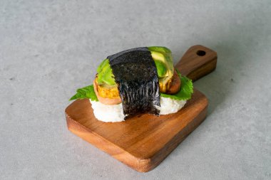 Mentaiko Yumurta Spam Musubi Kore yemeği tuzlu balık yumurtası. Spam musubi Yumurta Spam Musubi Hong Kong usulü Fransız Tost Krem şanti Compote Diyet Croissant Waffle