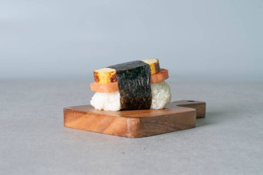 Yumurtalı Spam Musubi Kore yemeği Spam Musubi Yumurtalı Spam