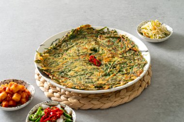Krep, biftek, krep, pırasa, patates, krep, kimchi, krep, yeşil balkabağı, deniz ürünleri ve yeşil soğanlı pankek.