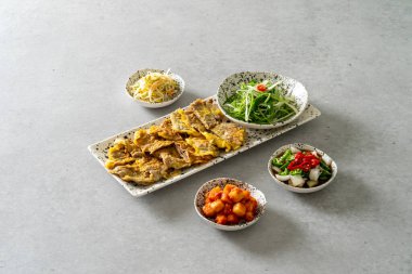 Krep, biftek, krep, pırasa, patates, krep, kimchi, krep, yeşil balkabağı, deniz ürünleri ve yeşil soğanlı pankek.