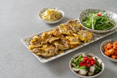 Krep, biftek, krep, pırasa, patates, krep, kimchi, krep, yeşil balkabağı, deniz ürünleri ve yeşil soğanlı pankek.