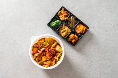 Tavuk yahnisi Kore yemeği Ördek Bulgogi kızarmış baharatlı domuz yahnisi fasulye ezmesi yahnisi.