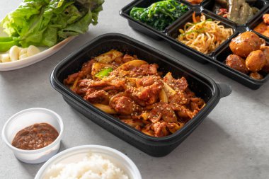 Tavuk yahnisi Kore yemeği Ördek Bulgogi kızarmış baharatlı domuz yahnisi fasulye ezmesi yahnisi.