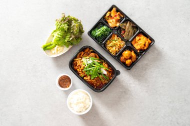 Tavuk yahnisi Kore yemeği Ördek Bulgogi kızarmış baharatlı domuz yahnisi fasulye ezmesi yahnisi.