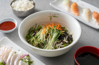 Baharatlı Balık Güveci Kore yemeği Dilimlenmiş Çiğ Balık Somon Çiğ Balık Bibimbap Soğuk Çiğ Balık Çorbası