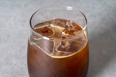 Amerikan Kore yemek tabağı çikolatalı Rubin kurabiyesi bademli kruvasan çöreği limonlu Skull Pound Bask peyniri fıstıklı ev yapımı tiramisu.