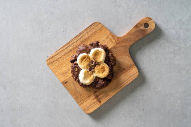 Amerikan Kore yemek tabağı çikolatalı Rubin kurabiyesi bademli kruvasan çöreği limonlu Skull Pound Bask peyniri fıstıklı ev yapımı tiramisu.