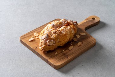 Amerikan Kore yemek tabağı çikolatalı Rubin kurabiyesi bademli kruvasan çöreği limonlu Skull Pound Bask peyniri fıstıklı ev yapımı tiramisu.