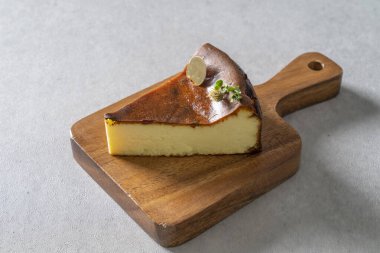 Amerikan Kore yemek tabağı, çikolatalı Rubin kurabiyesi bademli kruvasan, limonlu kruvasan, kafatası, Basklı, fıstıklı, ev yapımı tiramisu yeşil üzümü.