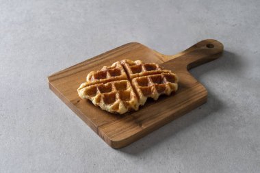 Amerikan Kore yemek tabağı, çikolatalı Rubin kurabiyesi bademli kruvasan, limonlu kruvasan, kafatası, Basklı, fıstıklı, ev yapımı tiramisu yeşil üzümü.