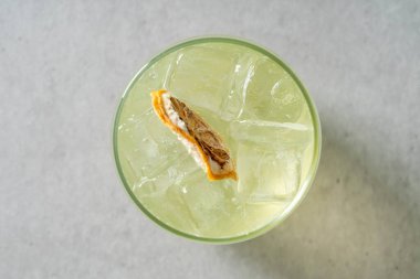 Amerikan Kore yemek tabağı, çikolatalı Rubin kurabiyesi bademli kruvasan, limonlu kruvasan, kafatası, Basklı, fıstıklı, ev yapımı tiramisu yeşil üzümü.