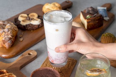 Amerikan Kore yemek tabağı çikolatalı Rubin kurabiyesi bademli kruvasan limonlu kruvasan limon kafatası kafatası basklı çam fıstıklı makarnalı ev yapımı tiramisu yeşil üzüm, çilekli, latte çikolatalı