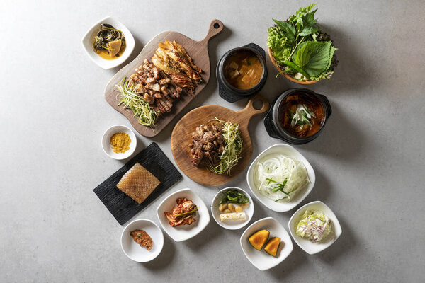 Жареный уголь Спаррибз корейское блюдо жареная свинина Живот маринованная свиная кожа кимчи тушеная тушеная фасоль тушеная фасоль тушеная