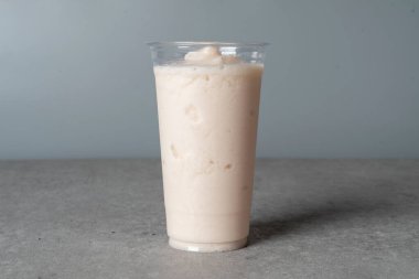 Naneli çikolatalı yemek. Buzlu kivili latte. Şeftalili yoğurt.