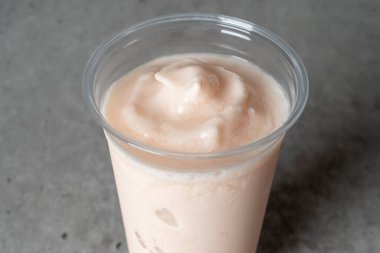 Naneli çikolatalı yemek. Buzlu kivili latte. Şeftalili yoğurt.