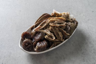 Balık keki, dondurma, domuz pirzolası, tteokbokki, pirinç keki şişleri.