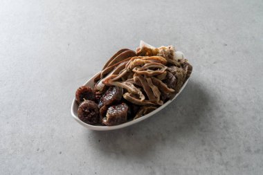 Balık keki, dondurma, domuz pirzolası, tteokbokki, pirinç keki şişleri.