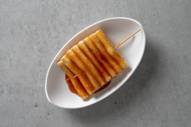 Balık keki, dondurma, domuz pirzolası, tteokbokki, pirinç keki şişleri.