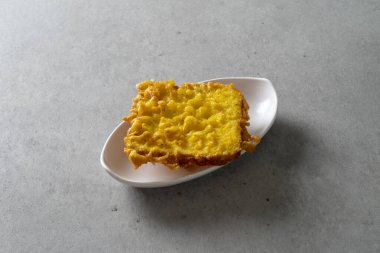 Büyük kızarmış karides, büyük kızarmış biber, kalamar, tatlı patates, ekmek ve kızarmış yiyecek.