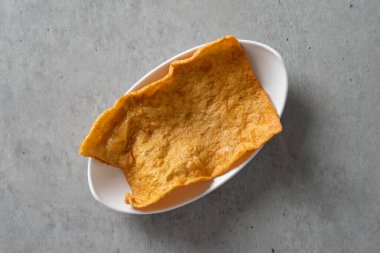 Balık köftesi, kızarmış yengeç, kızarmış yosun rulosu, peynirli tteokbokki, sebze kızartması.