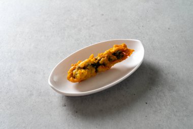 Balık köftesi, kızarmış yengeç, kızarmış yosun rulosu, peynirli tteokbokki, sebze kızartması.