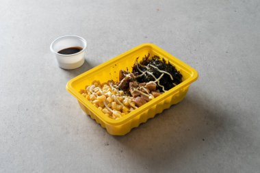 Yaki köftesi, peynirli çubuk, etli börek, konserve jambonlu pilav, ton balıklı pilav.