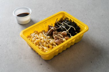 Yaki köftesi, peynirli çubuk, etli börek, konserve jambonlu pilav, ton balıklı pilav.