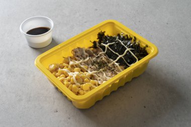 Yaki köftesi, peynirli çubuk, etli börek, konserve jambonlu pilav, ton balıklı pilav.